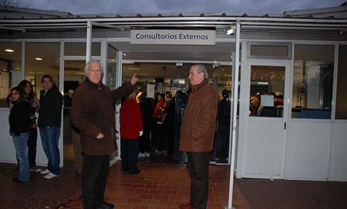 Solanas y Selser entrando a los consultorios externos del Hospital Piñero.