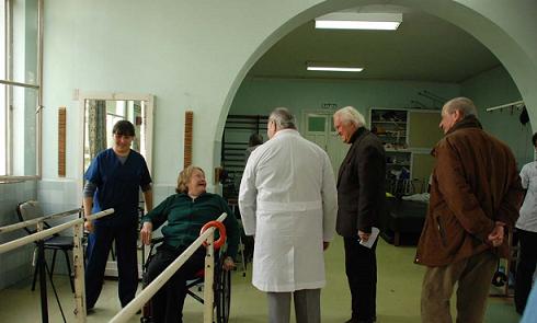 Solanas y Selser en su visita al Hospital Rocca.