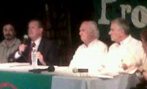 Fernando Solanas junto al investigador Alejandro Olmos (h) y el resto de los panelistas.