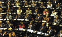 La bancada oficialista en plena euforia por la aprobació de leyes en la madrugada del viernes.