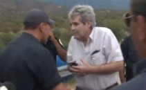 El diputado nacional Jorge Cardelli discute con la policía local